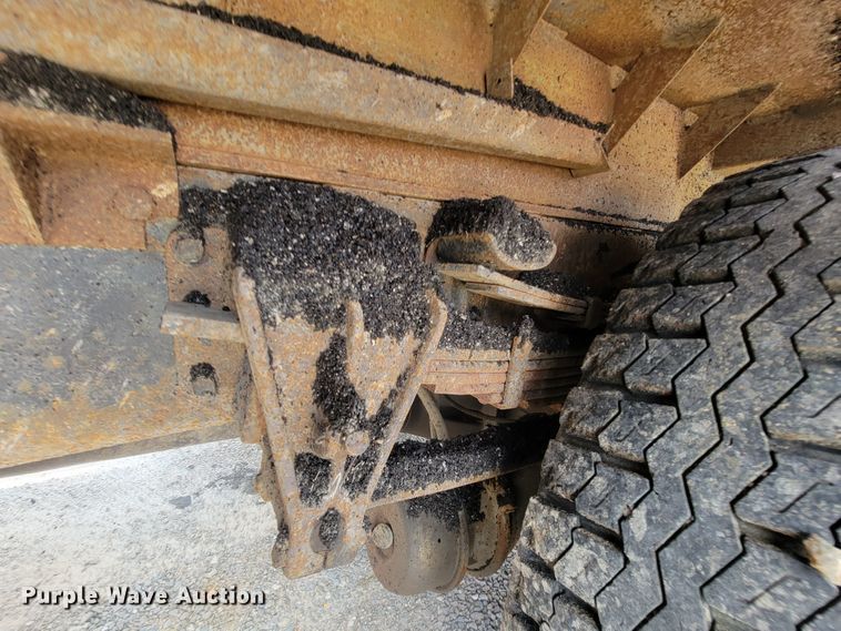 image for item IF9962 2000 International 4900  dump truck