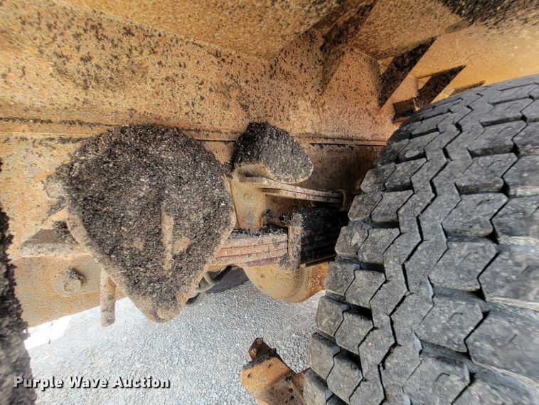 image for item IF9962 2000 International 4900  dump truck