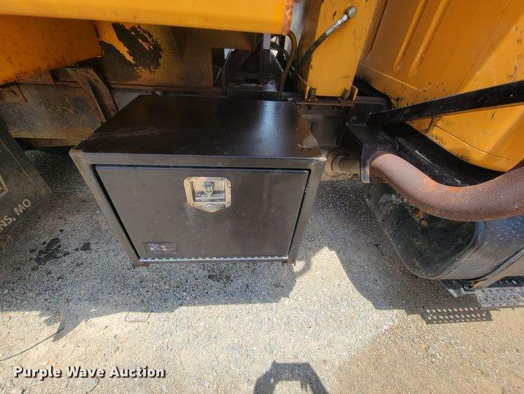 image for item IF9962 2000 International 4900  dump truck