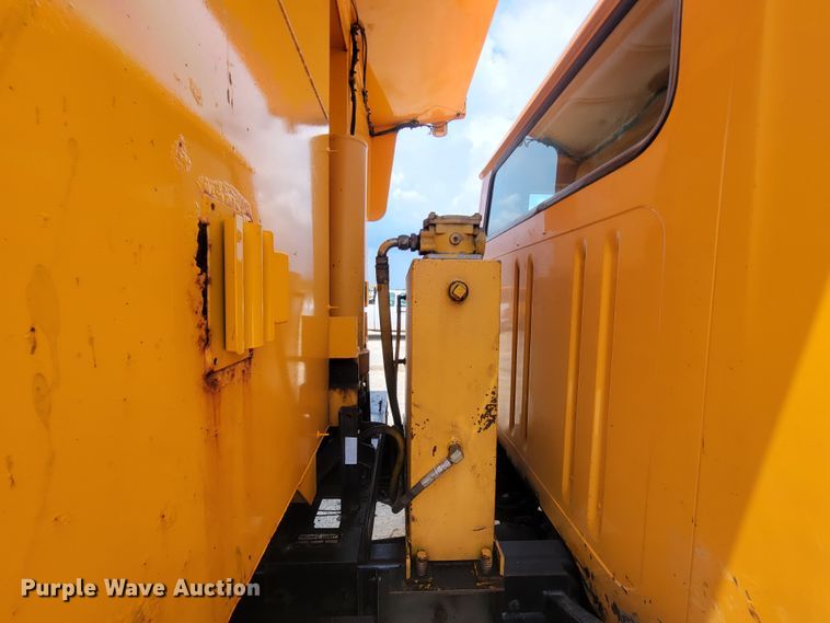 image for item IF9962 2000 International 4900  dump truck