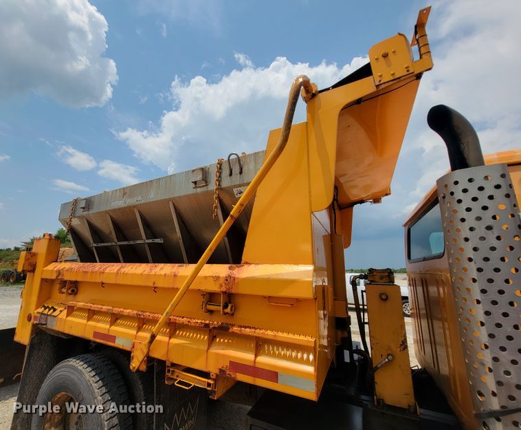 image for item IF9962 2000 International 4900  dump truck