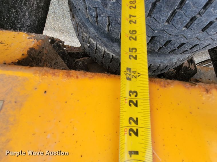 image for item IF9962 2000 International 4900  dump truck