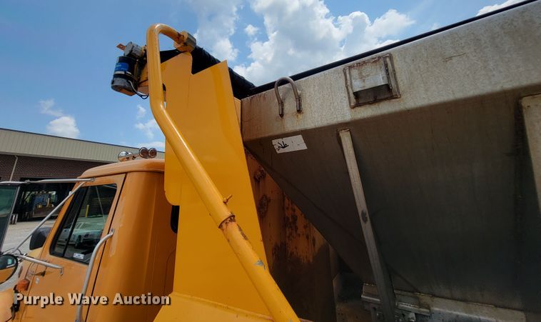 image for item IF9962 2000 International 4900  dump truck