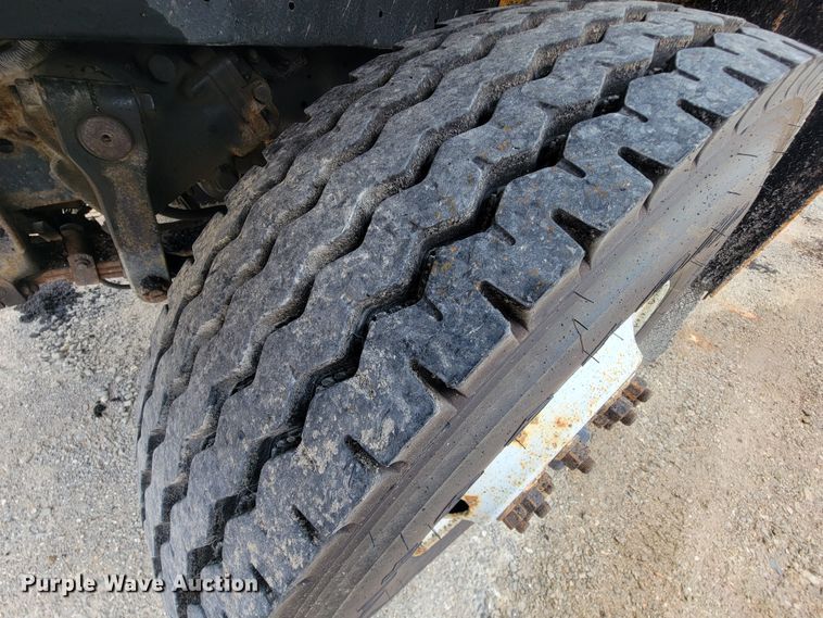 image for item IF9962 2000 International 4900  dump truck