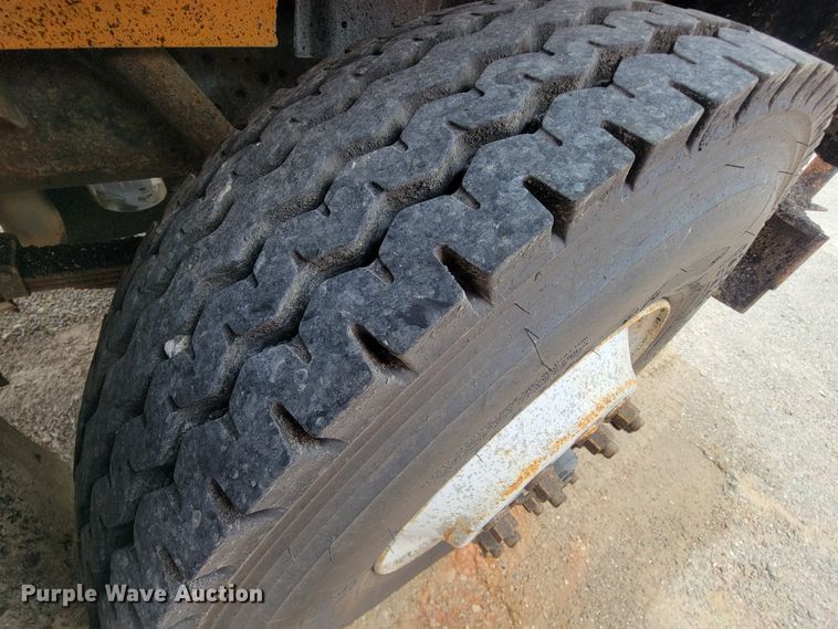 image for item IF9962 2000 International 4900  dump truck