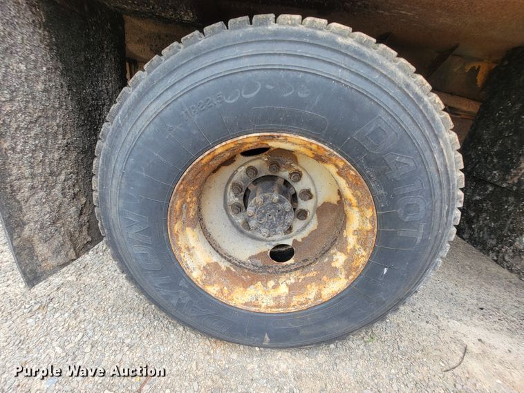 image for item IF9962 2000 International 4900  dump truck