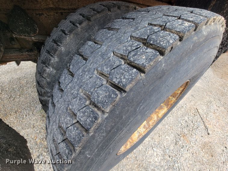 image for item IF9962 2000 International 4900  dump truck