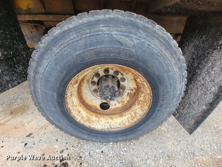 image for item IF9962 2000 International 4900  dump truck