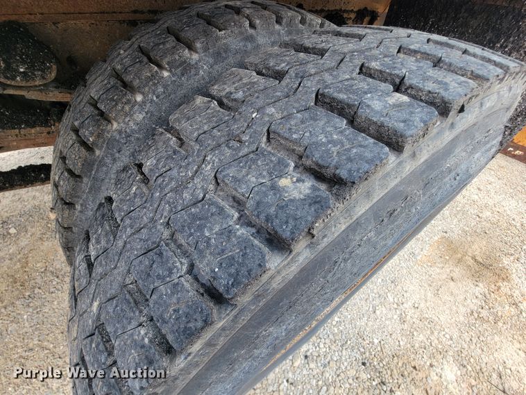 image for item IF9962 2000 International 4900  dump truck