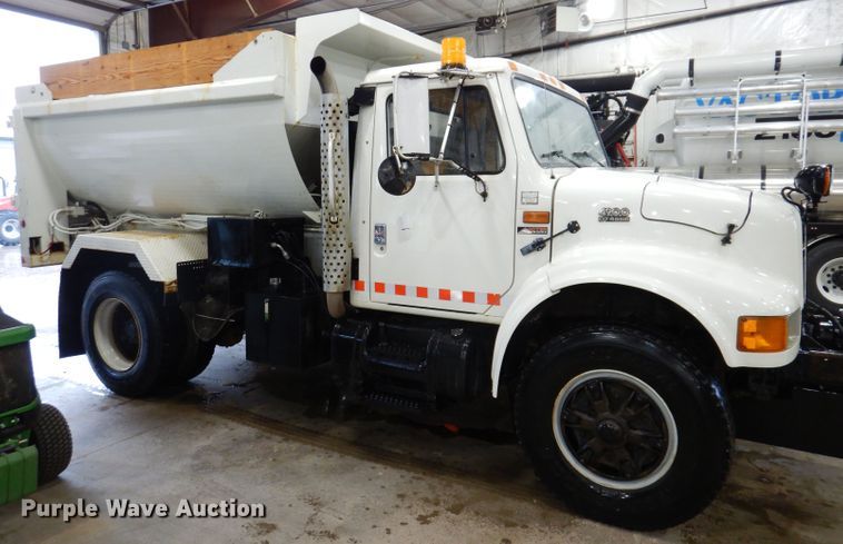 image for item IQ9731 1999 International 4900  dump truck