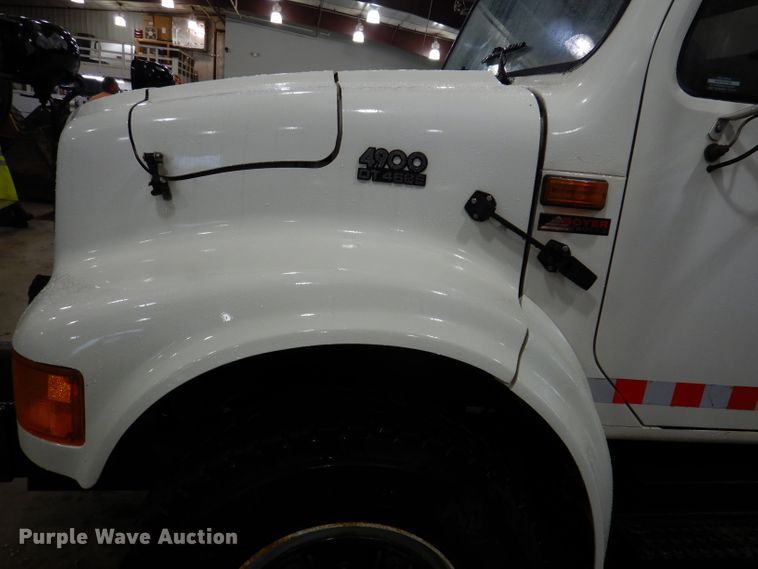 image for item IQ9731 1999 International 4900  dump truck