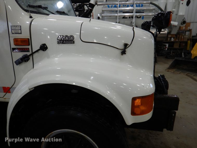 image for item IQ9731 1999 International 4900  dump truck