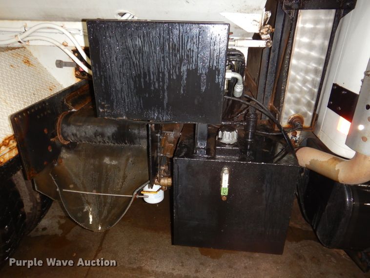 image for item IQ9731 1999 International 4900  dump truck