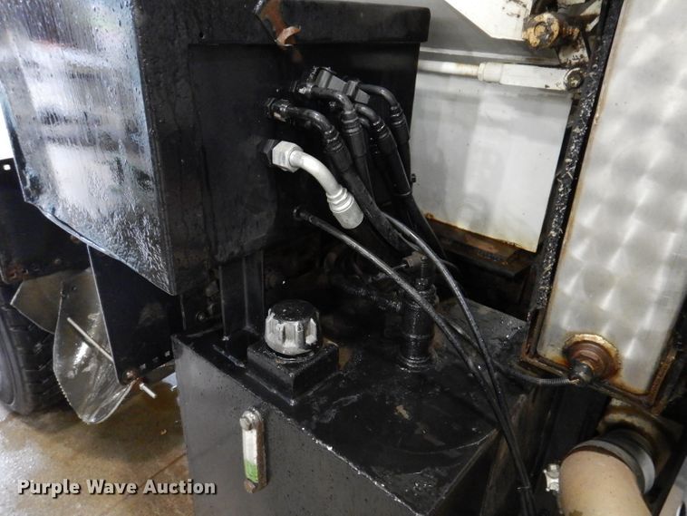 image for item IQ9731 1999 International 4900  dump truck