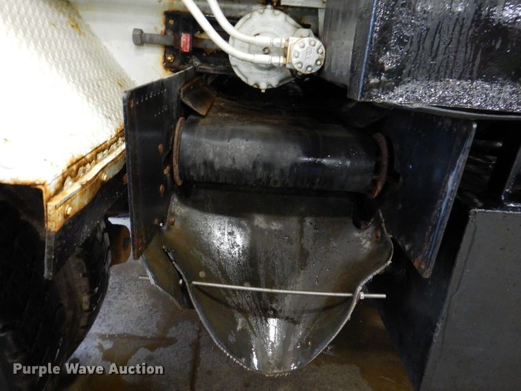 image for item IQ9731 1999 International 4900  dump truck