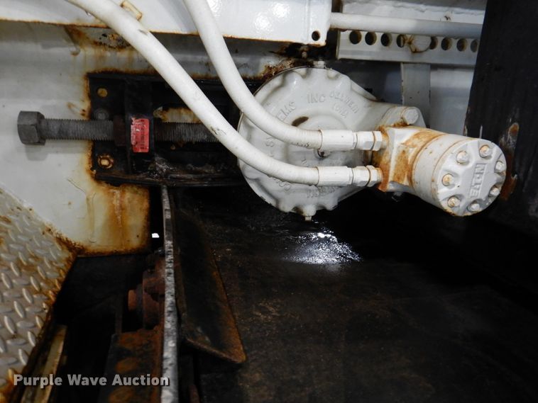 image for item IQ9731 1999 International 4900  dump truck