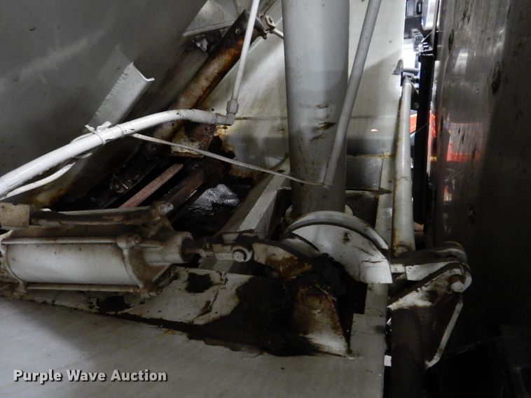 image for item IQ9731 1999 International 4900  dump truck