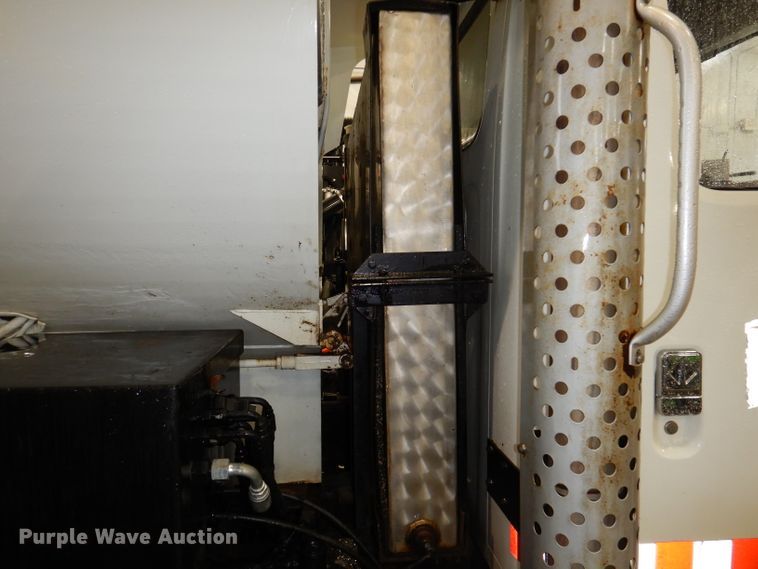 image for item IQ9731 1999 International 4900  dump truck