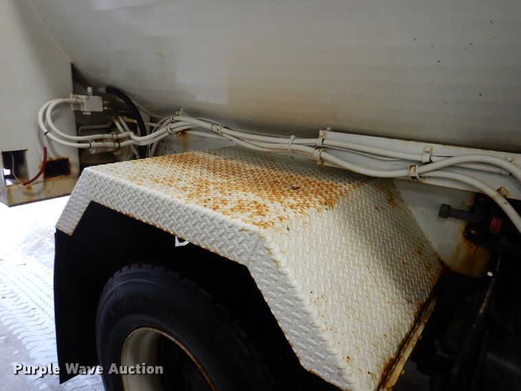 image for item IQ9731 1999 International 4900  dump truck