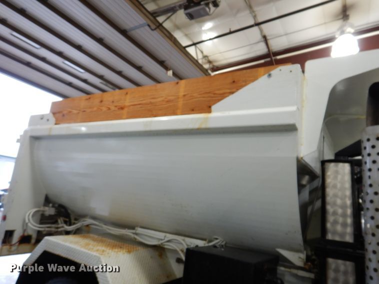 image for item IQ9731 1999 International 4900  dump truck