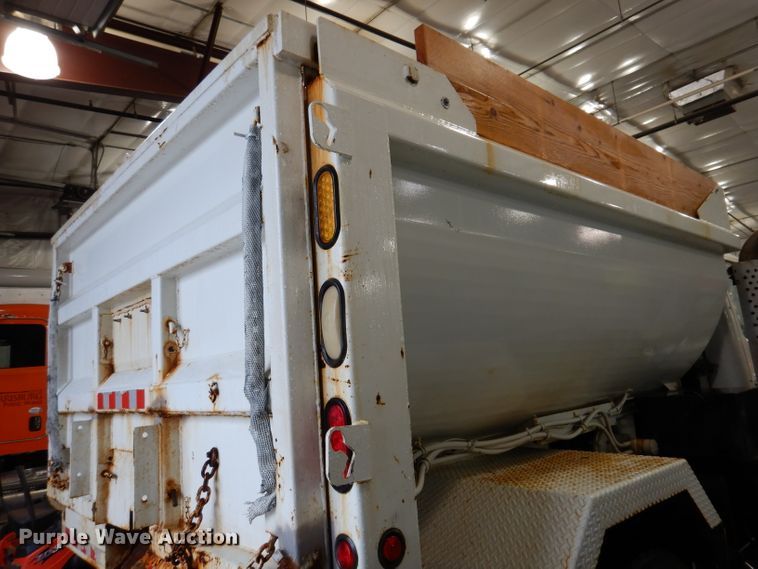 image for item IQ9731 1999 International 4900  dump truck