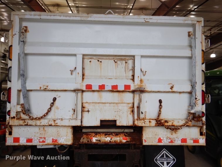 image for item IQ9731 1999 International 4900  dump truck