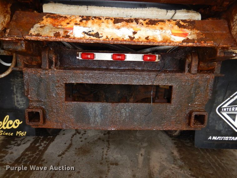 image for item IQ9731 1999 International 4900  dump truck