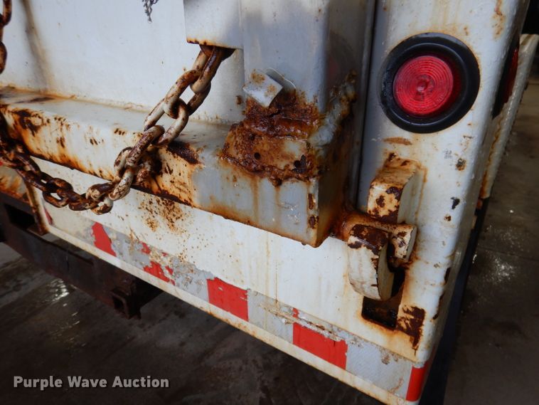 image for item IQ9731 1999 International 4900  dump truck