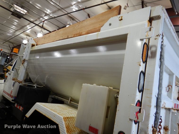 image for item IQ9731 1999 International 4900  dump truck