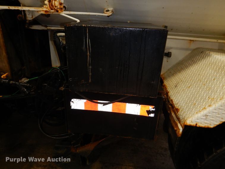 image for item IQ9731 1999 International 4900  dump truck