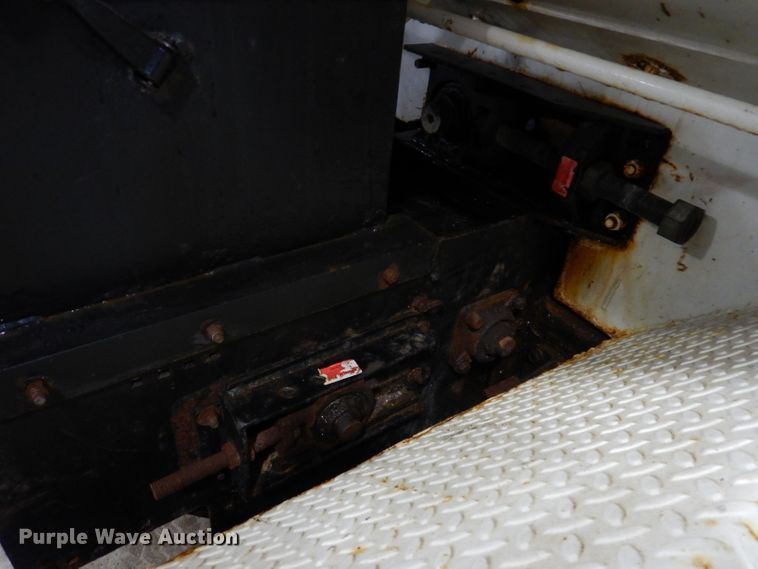 image for item IQ9731 1999 International 4900  dump truck