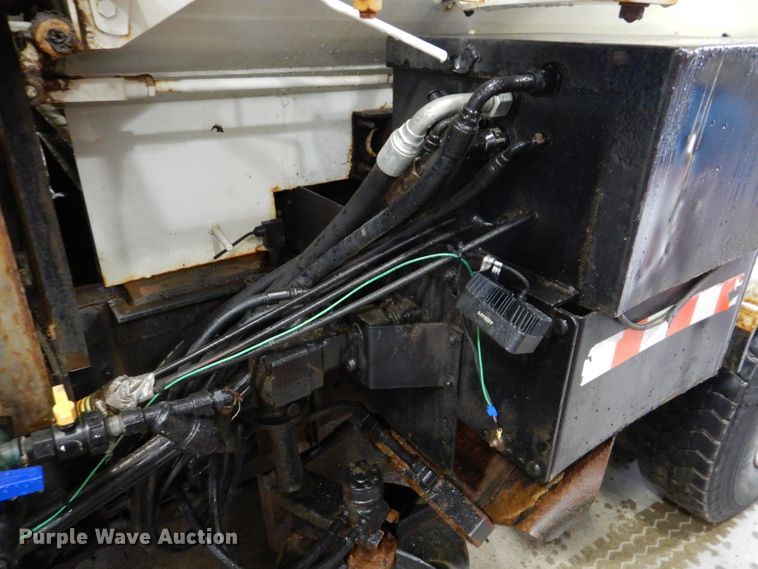 image for item IQ9731 1999 International 4900  dump truck