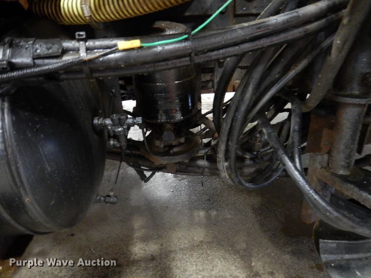 image for item IQ9731 1999 International 4900  dump truck