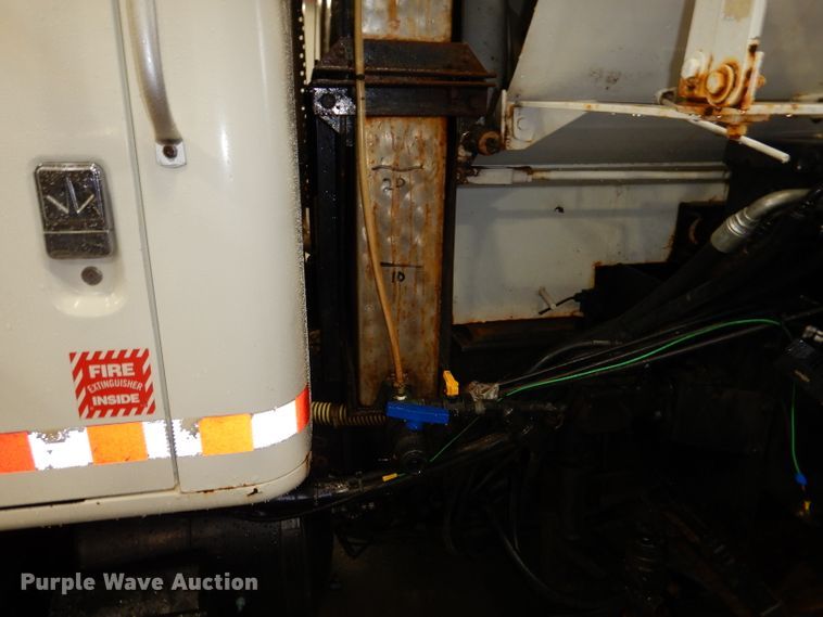 image for item IQ9731 1999 International 4900  dump truck