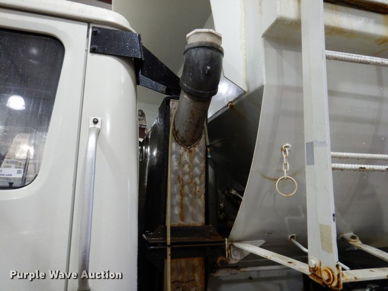 image for item IQ9731 1999 International 4900  dump truck