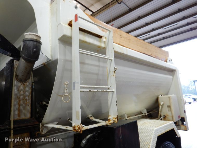 image for item IQ9731 1999 International 4900  dump truck