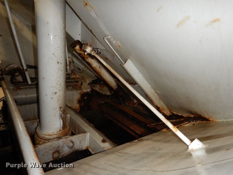 image for item IQ9731 1999 International 4900  dump truck