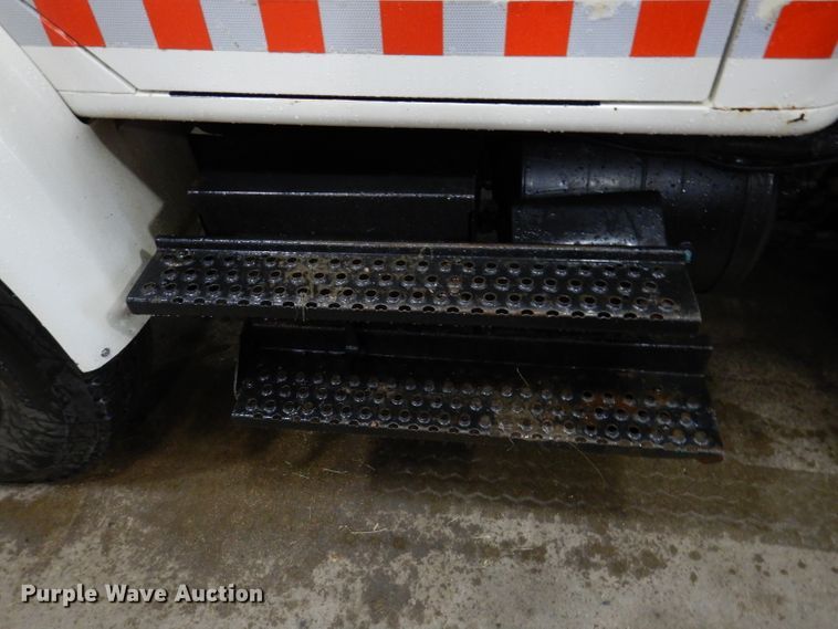 image for item IQ9731 1999 International 4900  dump truck