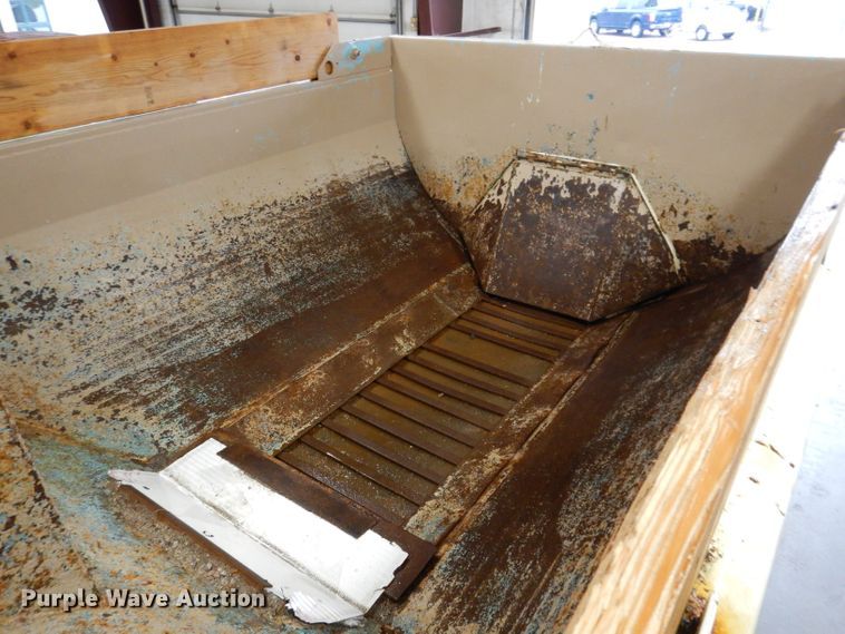 image for item IQ9731 1999 International 4900  dump truck