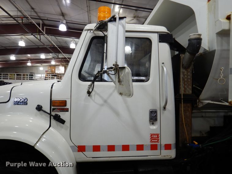 image for item IQ9731 1999 International 4900  dump truck