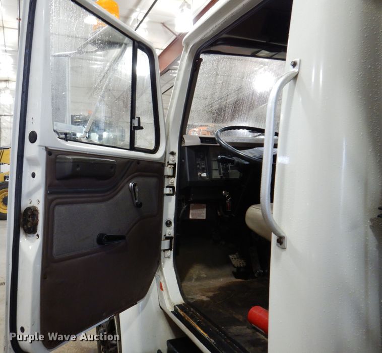 image for item IQ9731 1999 International 4900  dump truck