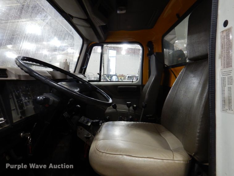 image for item IQ9731 1999 International 4900  dump truck