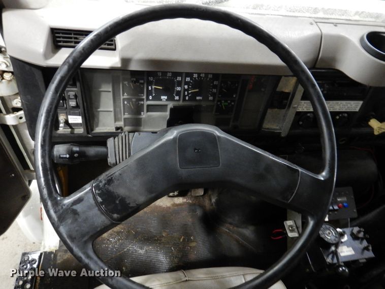 image for item IQ9731 1999 International 4900  dump truck