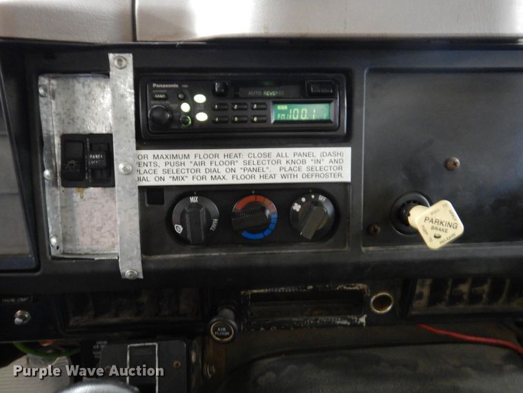 image for item IQ9731 1999 International 4900  dump truck