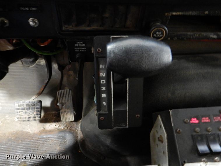 image for item IQ9731 1999 International 4900  dump truck