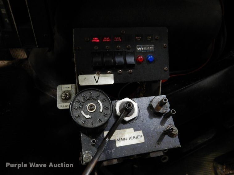 image for item IQ9731 1999 International 4900  dump truck