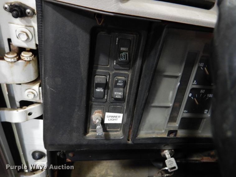 image for item IQ9731 1999 International 4900  dump truck