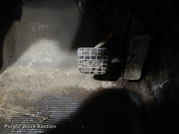 image for item IQ9731 1999 International 4900  dump truck