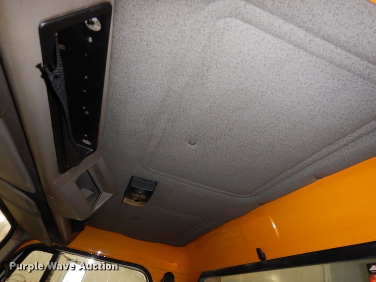 image for item IQ9731 1999 International 4900  dump truck