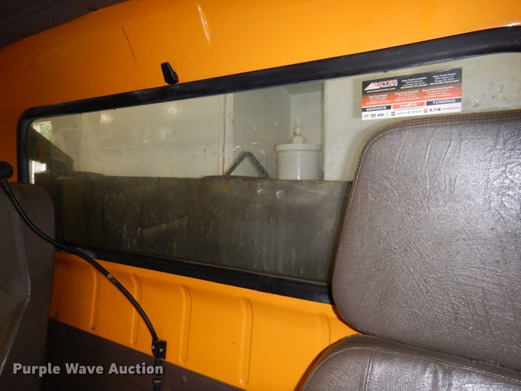 image for item IQ9731 1999 International 4900  dump truck